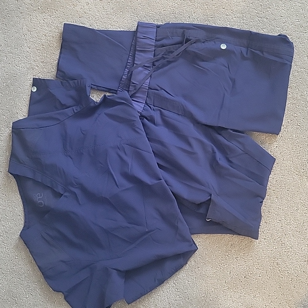 Barco one wellness scrub set navy blue. **Extra top free!**